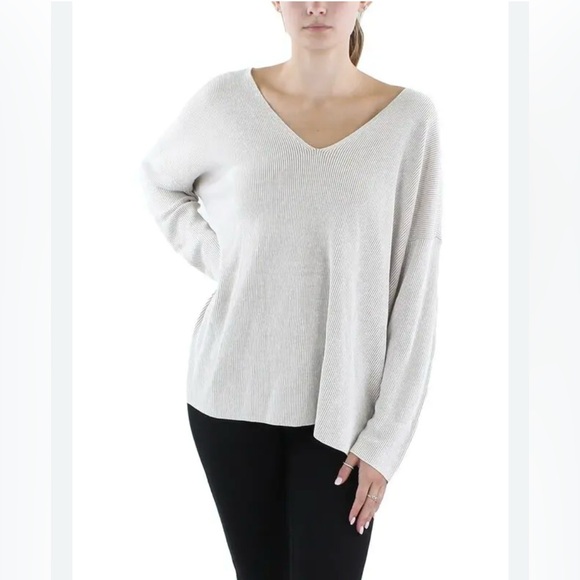unbranded Sweaters - NWOT V-NECK SWEATER ………512